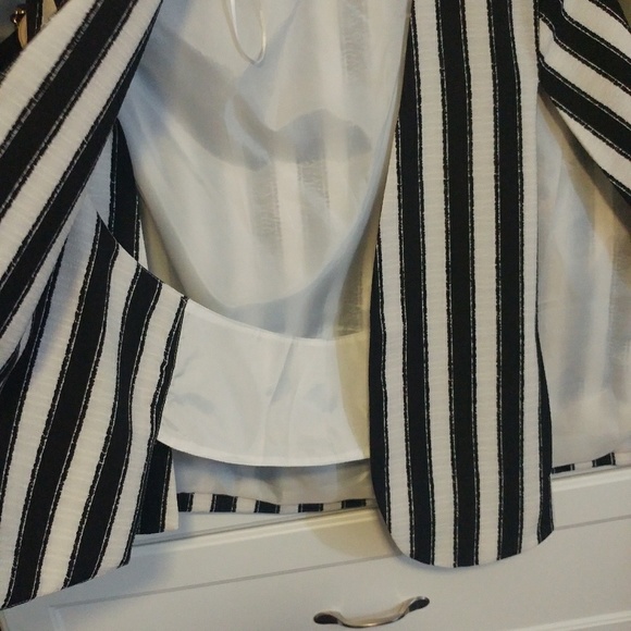 Cape - Picture 3 of 4